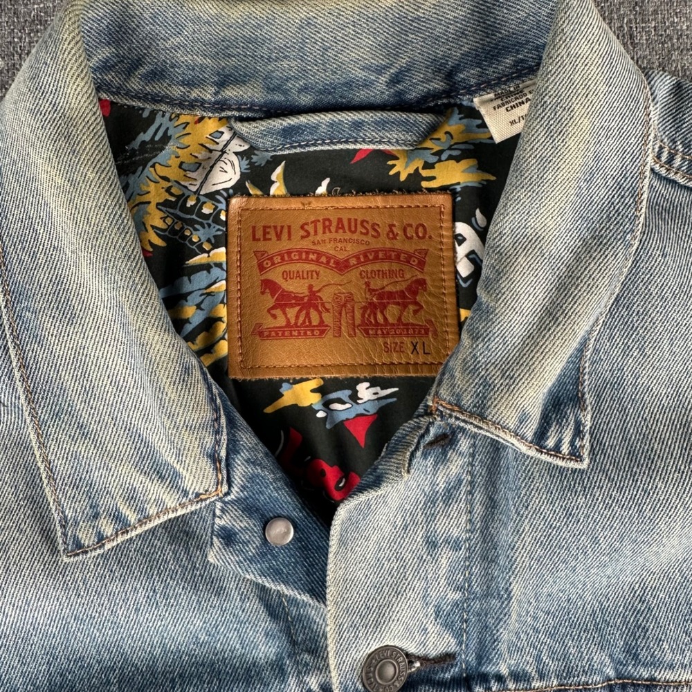 Levis Jacket Mens XL Trucker Light Wash Hawaiian Tropical Lining Button Down - Picture 3 of 10